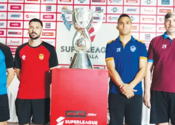 എസ്.എല്‍.കെ ട്രോഫിക്ക് സമീപം കണ്ണൂര്‍ വാരിയേഴ്‌സ് എഫ്‌സി, തൃശൂര്‍ മാജിക് എഫ്‌സി ക്യാപ്റ്റന്‍മാരും പരിശീലകരും