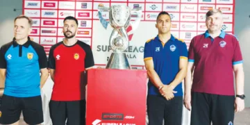 എസ്.എല്‍.കെ ട്രോഫിക്ക് സമീപം കണ്ണൂര്‍ വാരിയേഴ്‌സ് എഫ്‌സി, തൃശൂര്‍ മാജിക് എഫ്‌സി ക്യാപ്റ്റന്‍മാരും പരിശീലകരും