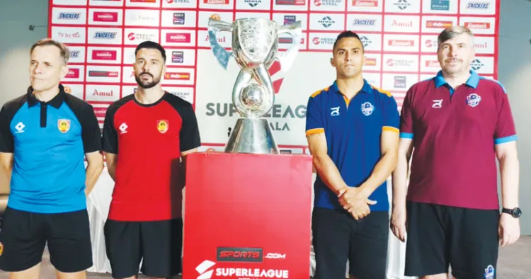 എസ്.എല്‍.കെ ട്രോഫിക്ക് സമീപം കണ്ണൂര്‍ വാരിയേഴ്‌സ് എഫ്‌സി, തൃശൂര്‍ മാജിക് എഫ്‌സി ക്യാപ്റ്റന്‍മാരും പരിശീലകരും