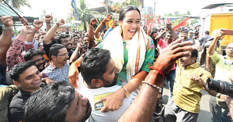 ഇടവക്കോട് നിന്ന് വിജയിച്ച സ്വാതി പ്രവര്‍ത്തകര്‍ക്കൊപ്പം