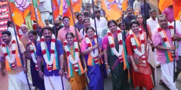 തൃശൂര്‍ കോര്‍പ്പറേഷനില്‍ നിന്നും വിജയിച്ച എന്‍ഡിഎ സ്ഥാനാര്‍ത്ഥികള്‍ നഗരത്തില്‍ ആഹ്‌ളാദ പ്രകടനം നടത്തുന്നു