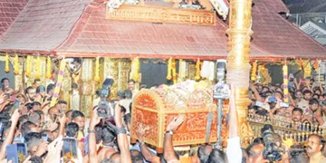 മണ്ഡലപൂജയ്ക്ക് അയ്യപ്പനു ചാര്‍ത്താനുള്ള തങ്കഅങ്കി ശരിമല
സന്നിധാനത്ത് എത്തിച്ചപ്പോള്‍