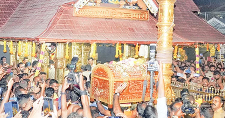 മണ്ഡലപൂജയ്ക്ക് അയ്യപ്പനു ചാര്‍ത്താനുള്ള തങ്കഅങ്കി ശരിമല
സന്നിധാനത്ത് എത്തിച്ചപ്പോള്‍