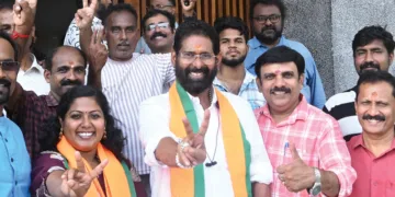 ബിജെപി തിരുവനന്തപുരം സിറ്റി ജില്ലാ അധ്യക്ഷന്‍ കരമന ജയന്‍ ആറ്റുകാല്‍ വാര്‍ഡില്‍ നിന്ന് വിജയിച്ച ശ്രുതിക്കൊപ്പം മാരാര്‍ജി ഭവനില്‍