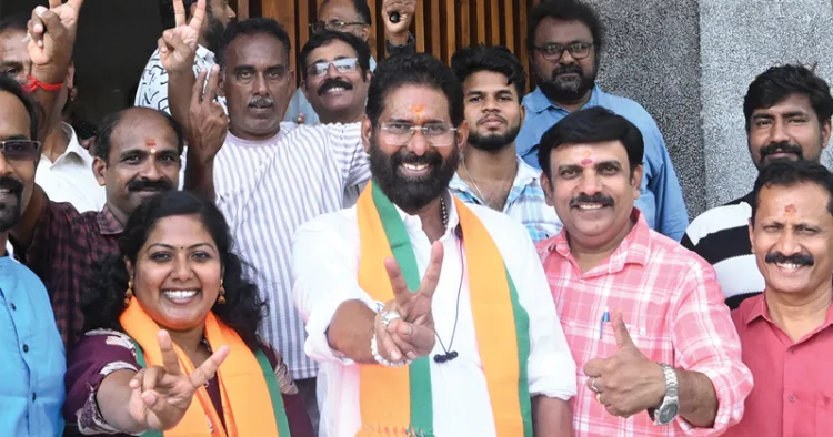 ബിജെപി തിരുവനന്തപുരം സിറ്റി ജില്ലാ അധ്യക്ഷന്‍ കരമന ജയന്‍ ആറ്റുകാല്‍ വാര്‍ഡില്‍ നിന്ന് വിജയിച്ച ശ്രുതിക്കൊപ്പം മാരാര്‍ജി ഭവനില്‍