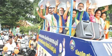 തിരുവനന്തപുരം കവടിയാറില്‍ ബിജെപി സംഘടിപ്പിച്ച റോഡ് ഷോയില്‍ കോര്‍പ്പറേഷന്‍ സ്ഥാനാര്‍ത്ഥികളോടൊപ്പം
സംസ്ഥാന പ്രസിഡന്റ് രാജീവ് ചന്ദ്രശേഖര്‍