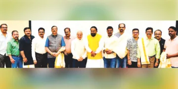 എസ്എന്‍ഡിപി യോഗത്തിന്റെ യുഎഇയിലെ എട്ട് യൂണിയനുകളുടെ സംയുക്ത പ്രവര്‍ത്തക സമ്മേളനത്തില്‍ ഭാരവാഹികളെ യോഗം യുഎഇ കോഓര്‍ഡിനേറ്റര്‍ അഡ്വ. സിനില്‍ മുണ്ടപ്പള്ളി ആദരിച്ചപ്പോള്‍