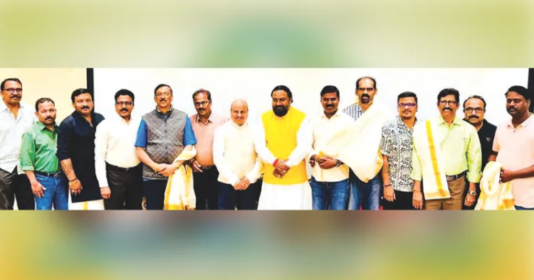 എസ്എന്‍ഡിപി യോഗത്തിന്റെ യുഎഇയിലെ എട്ട് യൂണിയനുകളുടെ സംയുക്ത പ്രവര്‍ത്തക സമ്മേളനത്തില്‍ ഭാരവാഹികളെ യോഗം യുഎഇ കോഓര്‍ഡിനേറ്റര്‍ അഡ്വ. സിനില്‍ മുണ്ടപ്പള്ളി ആദരിച്ചപ്പോള്‍