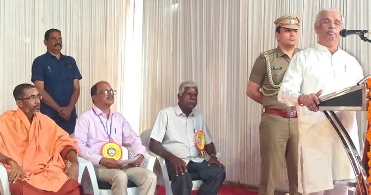 വള്ളുവനാട് ഹിന്ദുമത പരിഷത്തിന്റെ 12-മത് വാര്‍ഷിക സമാപനം ഗവര്‍ണര്‍ രാജേന്ദ്ര വിശ്വനാഥ് ആര്‍ലേക്കര്‍ ഉദ്ഘാടനം ചെയ്യുന്നു