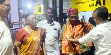 ഏഴുദിവസത്തെ സന്ദര്‍ശനത്തിനെത്തിയ അഖിലഭാരതീയ വനവാസി കല്യാണാശ്രമം അധ്യക്ഷന്‍ സത്യേന്ദ്ര സിങ്ങിനെ തിരുവനന്തപുരം വിമാനത്താവളത്തില്‍ കേരള വനവാസി വികാസ കേന്ദ്രം സംസ്ഥാന പ്രസിഡന്റ് എം.പി. ജയദീപ്, ജനറല്‍ സെക്രട്ടറി കെ.എസ്. ശ്രീകുമാര്‍, സംഘടനാ സെക്രട്ടറി എ. നാരായണന്‍, തിരുവനന്തപുരം മഹാനഗറര്‍ മഹിളാ പ്രമുഖ് കലാമണി എന്നിവര്‍ ചേര്‍ന്ന് സ്വീകരിക്കുന്നു