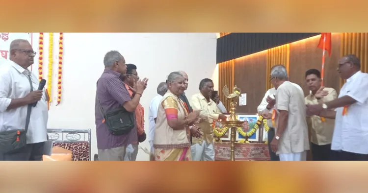 കര്ണാടകയിലെ ഹൂബ്ളിയില് നടന്ന വരിഷ്ഠ നാഗരിക് പരിസംഘ് ദേശീയ പ്രവര്ത്തകസമിതി യോഗം ബിഎംഎസ് കര്ണാടക സംസ്ഥാന ജനറല് സെക്രട്ടറി വെങ്കിടാചലം ഉദ്ഘാടനം ചെയ്യുന്നു