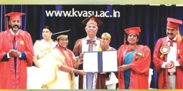 കേരള വെറ്ററിനറി ആന്‍ഡ് ആനിമല്‍ സയന്‍സസ് സര്‍വ്വകലാശാലയുടെ അഞ്ചാമത് ബിരുദദാന സമ്മേളനത്തില്‍ ഗവര്‍ണര്‍ രാജേന്ദ്ര വിശ്വനാഥ് ആര്‍ലേക്കര്‍ സര്‍ട്ടിഫിക്കറ്റുകള്‍ വിതരണം ചെയ്യുന്നു