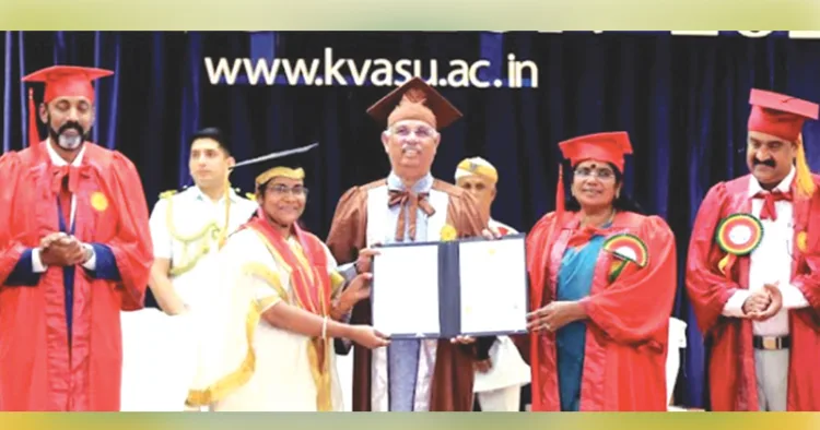 കേരള വെറ്ററിനറി ആന്‍ഡ് ആനിമല്‍ സയന്‍സസ് സര്‍വ്വകലാശാലയുടെ അഞ്ചാമത് ബിരുദദാന സമ്മേളനത്തില്‍ ഗവര്‍ണര്‍ രാജേന്ദ്ര വിശ്വനാഥ് ആര്‍ലേക്കര്‍ സര്‍ട്ടിഫിക്കറ്റുകള്‍ വിതരണം ചെയ്യുന്നു