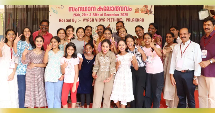 ഭാരതീയ വിദ്യാനികേതന്‍ സംസ്ഥാന കലാമേളയില്‍ ഓവറോള്‍ കിരീടം നേടിയ തൃശൂര്‍ ജില്ലാ ടീം