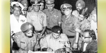 വിജയപ്രഭ... യുദ്ധത്തില്‍ ഭാരതത്തോട് അമ്പേ തോറ്റ പാകിസ്ഥാന്‍ ധാക്കയിലെ ചടങ്ങില്‍ കീഴടങ്ങല്‍ കരാര്‍ ഒപ്പിടുന്നു. ലഫ്. ജനറല്‍ ജഗജീത് സിങ് അറോറയ്ക്കു മുന്നില്‍ കരാറില്‍ ഒപ്പിടുന്നത് പാക് ലഫ്. ജനറല്‍ എ. എ. കെ. നിയാസി