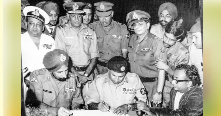 വിജയപ്രഭ... യുദ്ധത്തില്‍ ഭാരതത്തോട് അമ്പേ തോറ്റ പാകിസ്ഥാന്‍ ധാക്കയിലെ ചടങ്ങില്‍ കീഴടങ്ങല്‍ കരാര്‍ ഒപ്പിടുന്നു. ലഫ്. ജനറല്‍ ജഗജീത് സിങ് അറോറയ്ക്കു മുന്നില്‍ കരാറില്‍ ഒപ്പിടുന്നത് പാക് ലഫ്. ജനറല്‍ എ. എ. കെ. നിയാസി