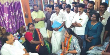 മുന്‍കേന്ദ്രമന്ത്രി വി.മുരളീധരന്‍ കടയ്ക്കലിലെ അനുപമയുടെ വീട് സന്ദര്‍ശിച്ചപ്പോള്‍