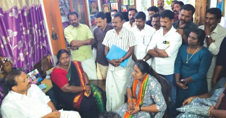 മുന്‍കേന്ദ്രമന്ത്രി വി.മുരളീധരന്‍ കടയ്ക്കലിലെ അനുപമയുടെ വീട് സന്ദര്‍ശിച്ചപ്പോള്‍