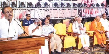 ശിവഗിരി തീര്‍ത്ഥാടന മഹാമഹത്തിന്റെ ഭാഗമായി 'ഗുരുദേവന്റെ ഏകലോക വ്യവസ്ഥിതിയും ആത്മീയതയും' എന്ന വിഷയത്തില്‍ നടന്ന സമ്മേളനത്തില്‍ വി.മുരളീധരന്‍ മുഖ്യപ്രഭാഷണം നടത്തുന്നു