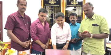 തിരുവൈരാണിക്കുളം മഹാദേവ ക്ഷേത്രത്തിലെ ശ്രീപാര്‍വതിദേവിയുടെ നടതുറപ്പ് മഹോത്സവത്തിന്റെ ദര്‍ശനത്തിനായുള്ള വെര്‍ച്ച്വല്‍ ക്യൂ ബുക്കിങ്ങിന്റെ ഉദ്ഘാടനം എറണാകുളം ജില്ലാ കളക്ടര്‍ ജി. പ്രിയങ്ക നിര്‍വഹിക്കുന്നു