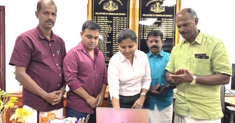 തിരുവൈരാണിക്കുളം മഹാദേവ ക്ഷേത്രത്തിലെ ശ്രീപാര്‍വതിദേവിയുടെ നടതുറപ്പ് മഹോത്സവത്തിന്റെ ദര്‍ശനത്തിനായുള്ള വെര്‍ച്ച്വല്‍ ക്യൂ ബുക്കിങ്ങിന്റെ ഉദ്ഘാടനം എറണാകുളം ജില്ലാ കളക്ടര്‍ ജി. പ്രിയങ്ക നിര്‍വഹിക്കുന്നു