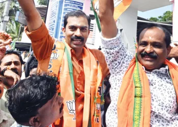 ബിജെപി പ്രതിനിധികളായി വിജയിച്ച അഡ്വ. വി. വി. രാജേഷ്, അഡ്വ. ഗിരികുമാര്‍ എന്നിവര്‍ വിജയാഹ്ലാദത്തില്‍