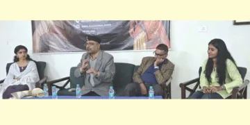 യുവകൈരളി സൗഹൃദവേദി സംഘടിപ്പിച്ച വീരപഴശ്ശി സ്മൃതിദിനാചരണത്തില്‍ ഇന്ത്യ ഹാബിറ്റാറ്റ് സെന്റര്‍ ഡയറക്ടര്‍ കെ.ജി. സുരേഷ് സംസാരിക്കുന്നു. എസ്. ആതിര, എസ്.കെ. നായര്‍, നിരഞ്ജന കിഷന്‍ എന്നിവര്‍ സമീപം