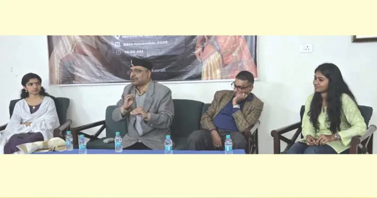 യുവകൈരളി സൗഹൃദവേദി സംഘടിപ്പിച്ച വീരപഴശ്ശി സ്മൃതിദിനാചരണത്തില് ഇന്ത്യ ഹാബിറ്റാറ്റ് സെന്റര് ഡയറക്ടര് കെ.ജി. സുരേഷ് സംസാരിക്കുന്നു. എസ്. ആതിര, എസ്.കെ. നായര്, നിരഞ്ജന കിഷന് എന്നിവര് സമീപം