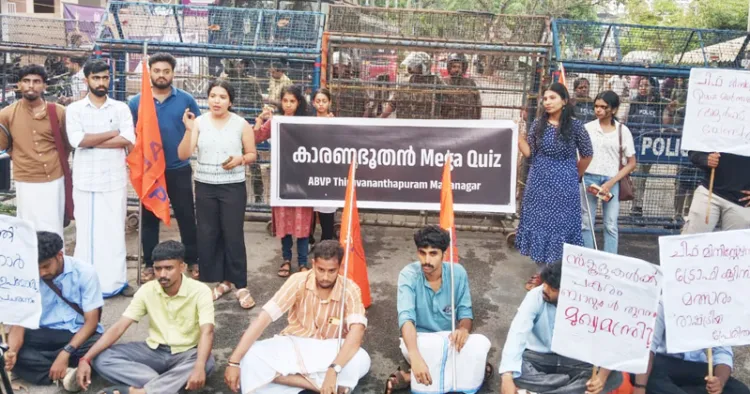 ചീഫ് മിനിസ്റ്റര്‍ ട്രോഫി ക്വിസ് മത്സരത്തിനെതിരെ എബിവിപി ക്ലിഫ് ഹൗസിലേക്ക് നടത്തിയ മാര്‍ച്ചില്‍ ദേശീയ നിര്‍വാഹക സമിതി അംഗം ശ്രുതി സംസാരിക്കുന്നു