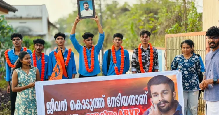 പേരാവൂര്‍ ഗവ. ഐടിഐയില്‍ മുഴുവന്‍ സീറ്റിലും എതിരില്ലാതെ തെരഞ്ഞെടുക്കപ്പെട്ട എബിവിപി പ്രതിനിധികള്‍ ഈ കോളജില്‍ വിദ്യാര്‍ത്ഥിയായിരിക്കെ കൊലചെയ്യപ്പെട്ട ശ്യാമപ്രസാദിന്റെ ഫോട്ടോ ഉയര്‍ത്തിക്കാണിക്കുന്നു