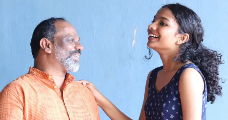 പിതാവ് ഫാ. സന്തോഷ് രാജിനൊപ്പം അലോഖ