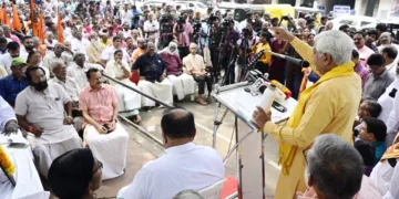 ശബരിമല സ്വര്‍ണക്കൊള്ള അന്വേഷണം സിബിഐക്ക് വിടണമെന്നും ദേവസ്വം ഭരണം സര്‍ക്കാര്‍ വിട്ടൊഴിയണമെന്നും ആവശ്യപ്പെട്ട് സെക്രട്ടേറിയറ്റ് നടയില്‍ ശബരിമല കര്‍മ്മ സമിതി സംഘടിപ്പിച്ച ധര്‍ണ വിശ്വഹിന്ദു പരിഷത്ത് അന്തര്‍ ദേശീയ അധ്യക്ഷന്‍ അഡ്വ. അലോക് കുമാര്‍ ഉദ്ഘാടനം ചെയ്യുന്നു