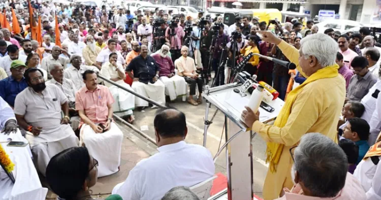 ശബരിമല സ്വര്‍ണക്കൊള്ള അന്വേഷണം സിബിഐക്ക് വിടണമെന്നും ദേവസ്വം ഭരണം സര്‍ക്കാര്‍ വിട്ടൊഴിയണമെന്നും ആവശ്യപ്പെട്ട് സെക്രട്ടേറിയറ്റ് നടയില്‍ ശബരിമല കര്‍മ്മ സമിതി സംഘടിപ്പിച്ച ധര്‍ണ വിശ്വഹിന്ദു പരിഷത്ത് അന്തര്‍ ദേശീയ അധ്യക്ഷന്‍ അഡ്വ. അലോക് കുമാര്‍ ഉദ്ഘാടനം ചെയ്യുന്നു