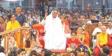 അമൃതപുരി ആശ്രമത്തില്‍ നടന്ന പുതുവത്സരദിനാഘോഷ ചടങ്ങില്‍ മാതാ അമൃതാനന്ദമയിദേവി പുതുവത്സരദിന സന്ദേശം നല്‍കുന്നു