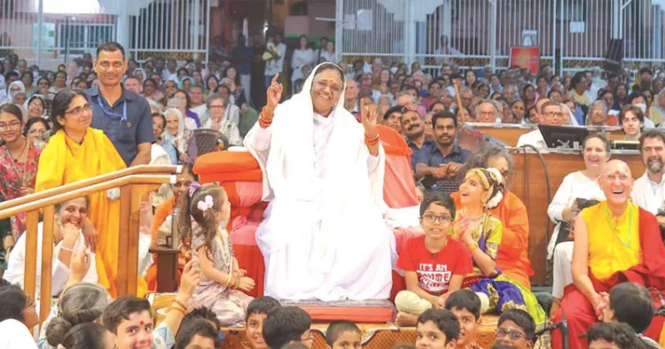 അമൃതപുരി ആശ്രമത്തില്‍ നടന്ന പുതുവത്സരദിനാഘോഷ ചടങ്ങില്‍ മാതാ അമൃതാനന്ദമയിദേവി പുതുവത്സരദിന സന്ദേശം നല്‍കുന്നു