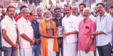 ശ്രീപദ്മനാഭസ്വാമി ക്ഷേത്രത്തിലെ ലക്ഷദീപത്തോടനുബന്ധിച്ച് ജന്മഭൂമി പുറത്തിറക്കിയ പ്രത്യേകപതിപ്പ് അനന്തപദ്മനാഭം മേയര്‍ അഡ്വ. വി.വി. രാജേഷ് ക്ഷേത്രതന്ത്രി തരണനല്ലൂര്‍ സതീശന്‍ നമ്പൂതിരിപ്പാടിന് നല്‍കി പ്രകാശനം ചെയ്യുന്നു