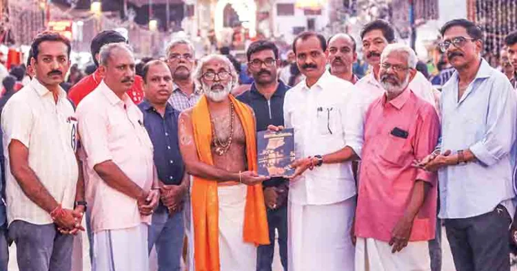 ശ്രീപദ്മനാഭസ്വാമി ക്ഷേത്രത്തിലെ ലക്ഷദീപത്തോടനുബന്ധിച്ച് ജന്മഭൂമി പുറത്തിറക്കിയ പ്രത്യേകപതിപ്പ് അനന്തപദ്മനാഭം മേയര്‍ അഡ്വ. വി.വി. രാജേഷ് ക്ഷേത്രതന്ത്രി തരണനല്ലൂര്‍ സതീശന്‍ നമ്പൂതിരിപ്പാടിന് നല്‍കി പ്രകാശനം ചെയ്യുന്നു