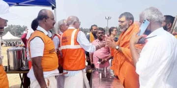 യജ്ഞശാലയ്ക്കടുത്ത് ദാഹജലം നല്‍കുന്ന സേവാഭാരതി പ്രവര്‍ത്തകരുടെ അടുത്തെത്തി മഹാമണ്ഡലേശ്വര്‍ സ്വാമി ആനന്ദവനം ഭാരതി പ്രവര്‍ത്തനങ്ങളെക്കുറിച്ച് ചോദിച്ചറിയുന്നു