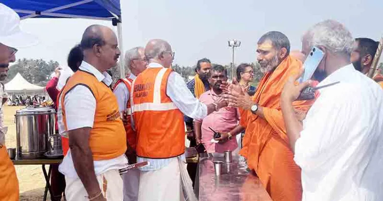 യജ്ഞശാലയ്ക്കടുത്ത് ദാഹജലം നല്‍കുന്ന സേവാഭാരതി പ്രവര്‍ത്തകരുടെ അടുത്തെത്തി മഹാമണ്ഡലേശ്വര്‍ സ്വാമി ആനന്ദവനം ഭാരതി പ്രവര്‍ത്തനങ്ങളെക്കുറിച്ച് ചോദിച്ചറിയുന്നു