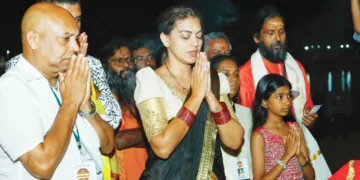 തിരുന്നാവായിലെ മഹാമാഘ മഹോത്സവത്തില്‍ പങ്കെടുക്കാനെത്തിയ ചലച്ചിത്ര താരം അനുശ്രീ