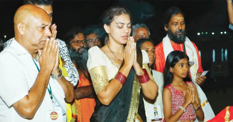 തിരുന്നാവായിലെ മഹാമാഘ മഹോത്സവത്തില്‍ പങ്കെടുക്കാനെത്തിയ ചലച്ചിത്ര താരം അനുശ്രീ