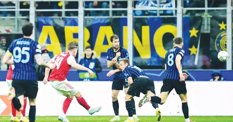 ഇന്റര്‍ മിലാനെതിരെ ആഴ്‌സണലിന്റെ വിക്ടര്‍ ഗ്യോക്കറെസ് ഗോള്‍ നേടുന്നു