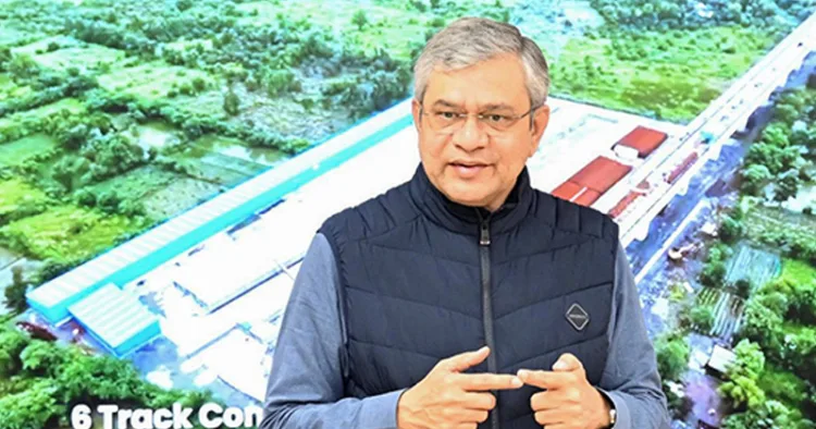 മുംബൈ- അഹമ്മദാബാദ് ഹൈസ്പീഡ് റെയില് പദ്ധതിയുടെ നിര്മാണ പുരോഗതി വാര്ത്താസമ്മേളനത്തില് കേന്ദ്രമന്ത്രി അശ്വിനി വൈഷ്ണവ് വിശദീകരിക്കുന്നു