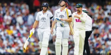 ആഷസ് പരമ്പരയിലെ സിഡ്‌നി ടെസ്റ്റിന്റെ ആദ്യ ദിന മത്സരത്തിന് ശേഷം മൈതാനം വിടുന്ന ഇംഗ്ലണ്ട് ബാറ്റര്‍മാരായ ജോ റൂട്ടും ഹാരി ബ്രൂക്കും. ഓസീസ് താരം ട്രാവിസ് ഹെഡ് സമീപം