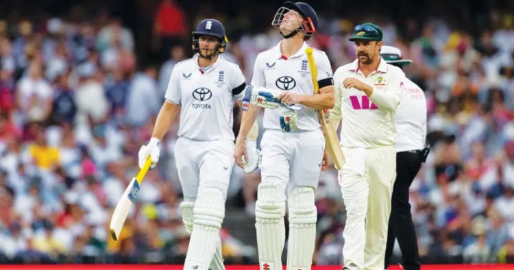 ആഷസ് പരമ്പരയിലെ സിഡ്‌നി ടെസ്റ്റിന്റെ ആദ്യ ദിന മത്സരത്തിന് ശേഷം മൈതാനം വിടുന്ന ഇംഗ്ലണ്ട് ബാറ്റര്‍മാരായ ജോ റൂട്ടും ഹാരി ബ്രൂക്കും. ഓസീസ് താരം ട്രാവിസ് ഹെഡ് സമീപം