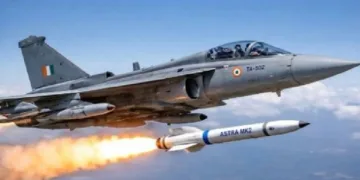 യുദ്ധവിമാനത്തില്‍ നിന്നും കുതിച്ചുപായുന്ന അസ്ത്ര മാര്‍ക് 2 മിസൈല്‍