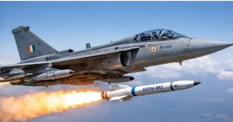 യുദ്ധവിമാനത്തില്‍ നിന്നും കുതിച്ചുപായുന്ന അസ്ത്ര മാര്‍ക് 2 മിസൈല്‍