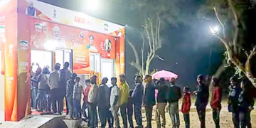 അടല്‍ കാന്റീനില്‍ നിന്നും ഭക്ഷണം വാങ്ങാനെത്തിയവര്‍