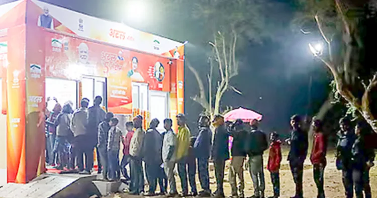 അടല്‍ കാന്റീനില്‍ നിന്നും ഭക്ഷണം വാങ്ങാനെത്തിയവര്‍