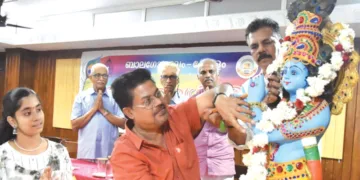 എറണാകുളത്ത് ഏപ്രിലില്‍ നടക്കുന്ന ബാല നേതൃ ശിബിരത്തിന്റെ സ്വാഗത സംഘരൂപീകരണയോഗം ഭാരത് ടൂറിസ്റ്റ് ഹോമില്‍ ശ്രീകൃഷ്ണ വിഗ്രഹത്തില്‍ മാലചാര്‍ത്തി ഗാനരചയിതാവ് ഷിബു ചക്രവര്‍ത്തി ഉദ്ഘാടനം ചെയ്യുന്നു. പവിത്ര .വി. പ്രഭു, ആര്‍. പ്രസന്നകുമാര്‍, പി.കെ. വിജയരാഘവന്‍, ഡോ. പി.ആര്‍. വെങ്കിട്ടരാമന്‍, പ്രകാശ് ബാബു സമീപം